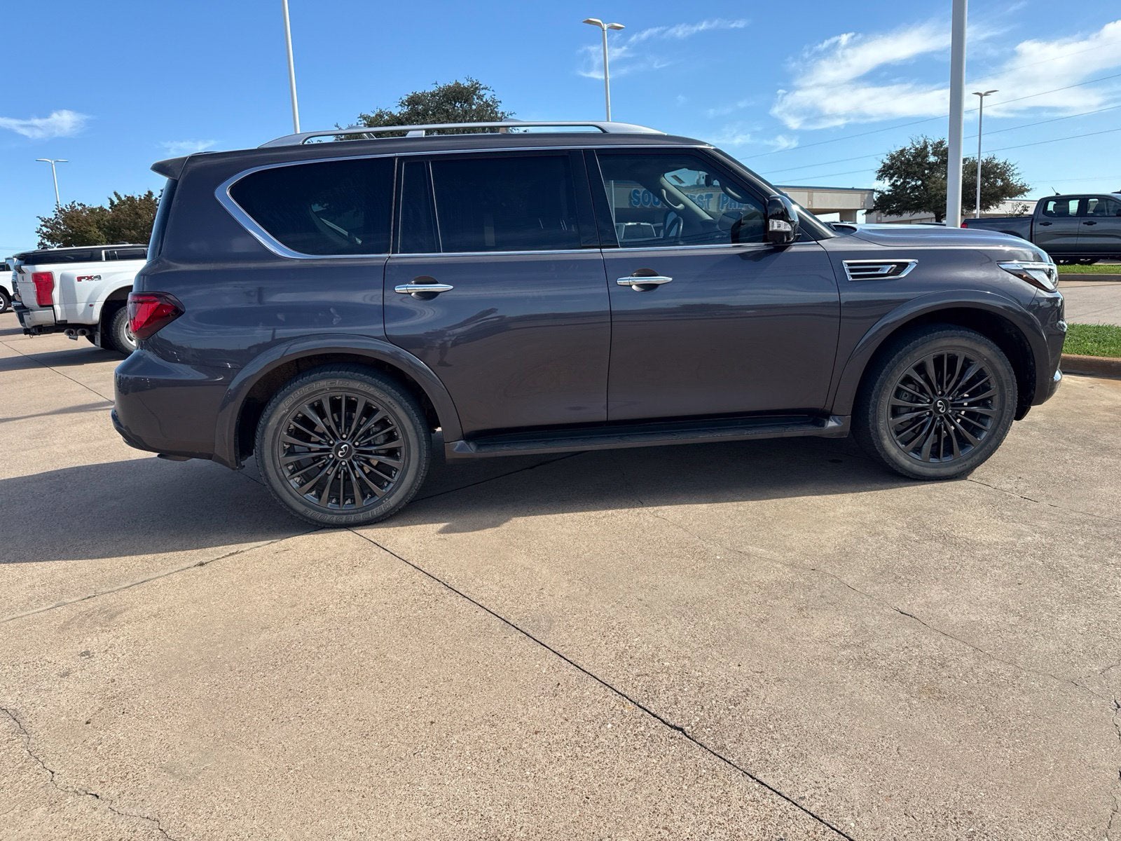 2023 INFINITI QX80 Premium Select