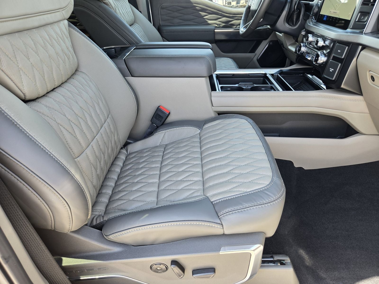 2025 Ford F-350SD Platinum DRW