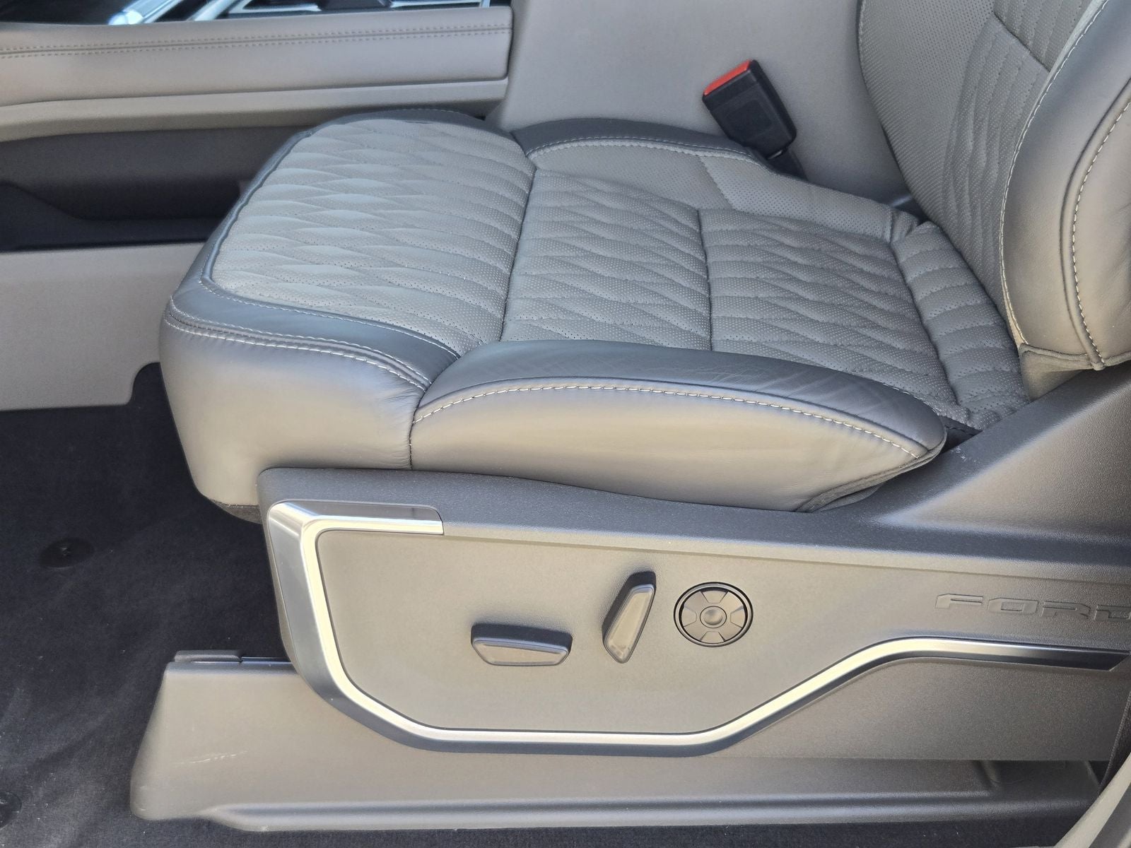 2025 Ford F-350SD Platinum DRW