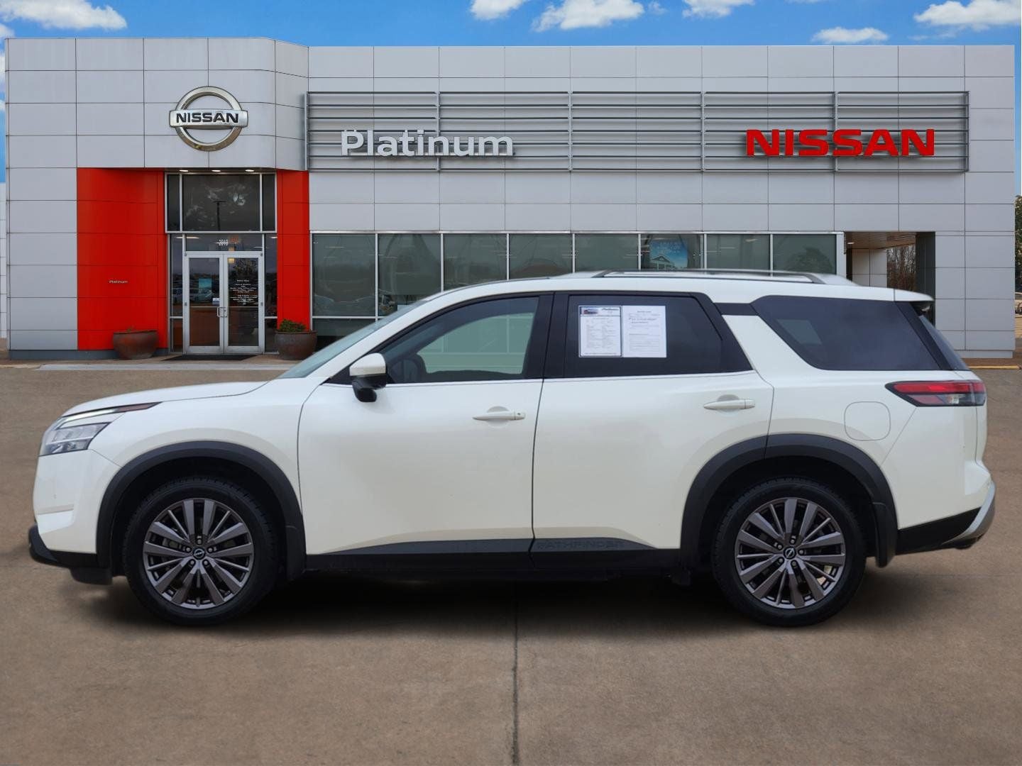 2022 Nissan Pathfinder SL