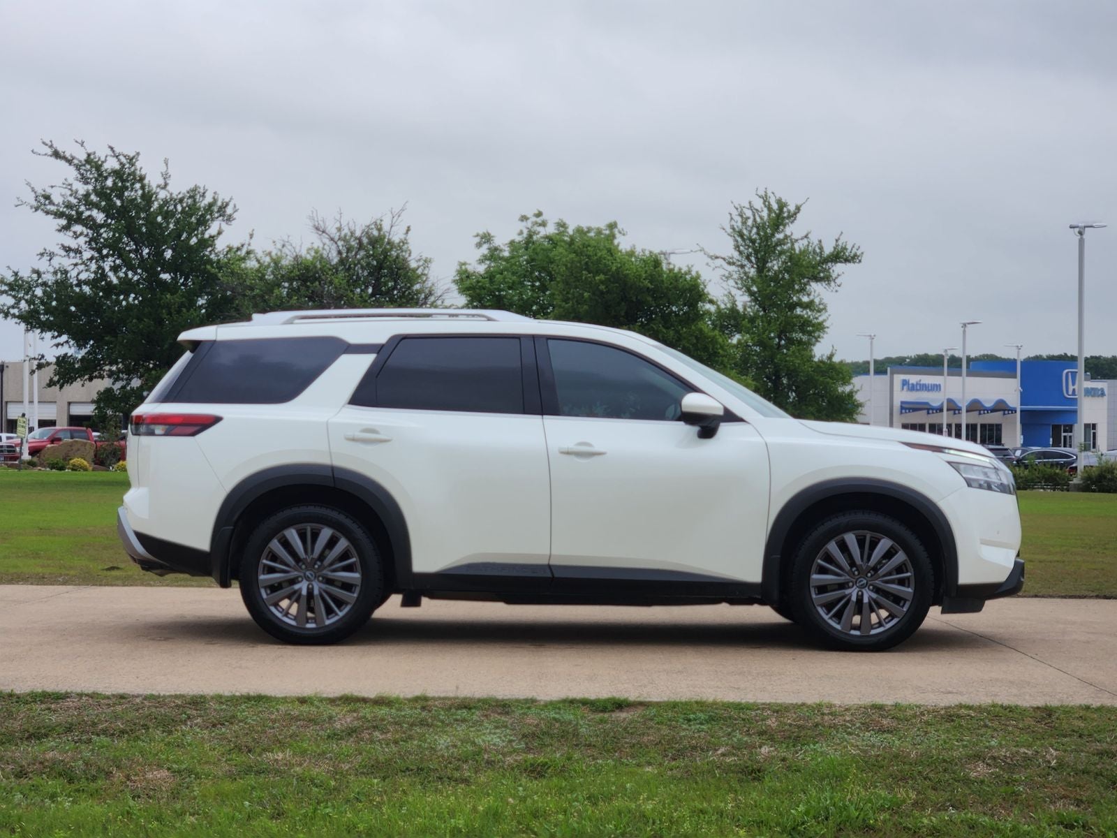 2022 Nissan Pathfinder SL