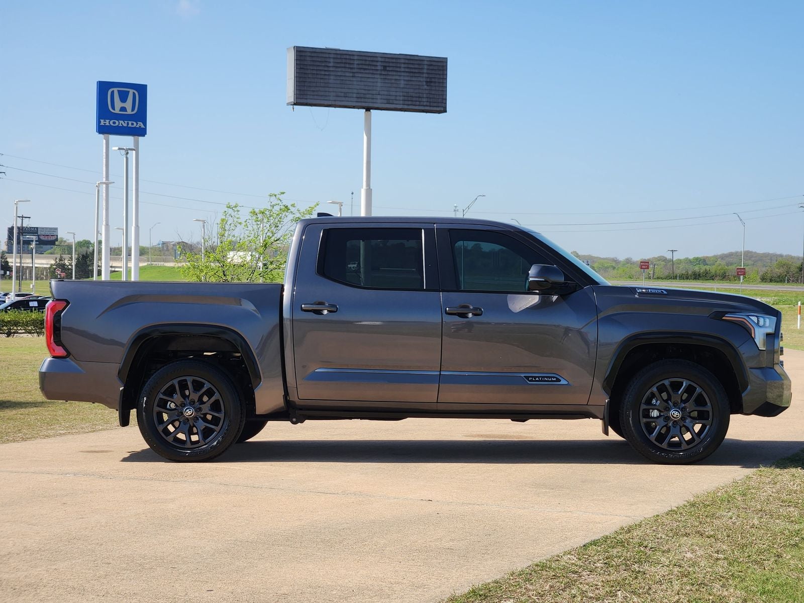 2025 Toyota Tundra Hybrid Platinum