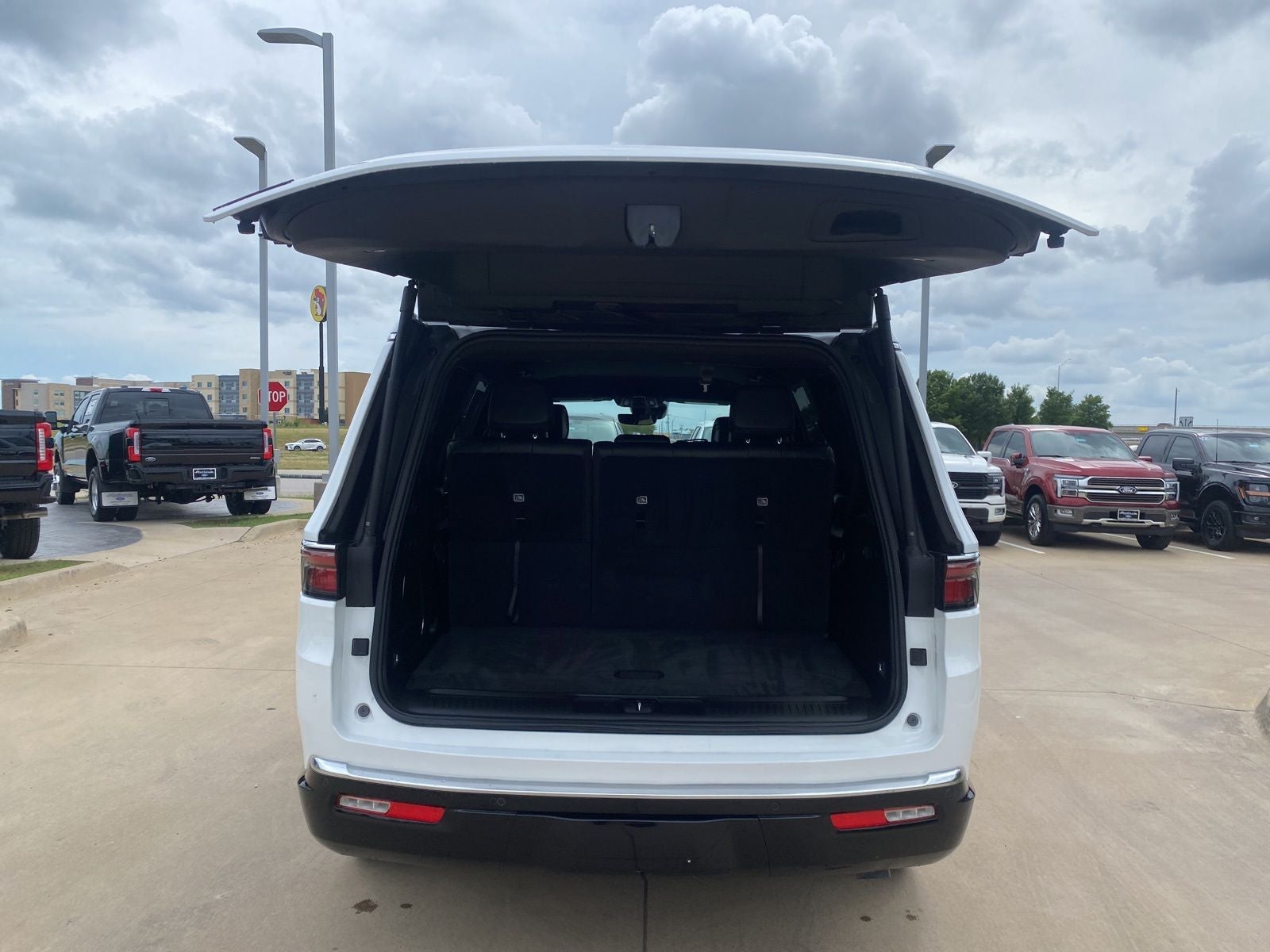 2024 Jeep Wagoneer Base