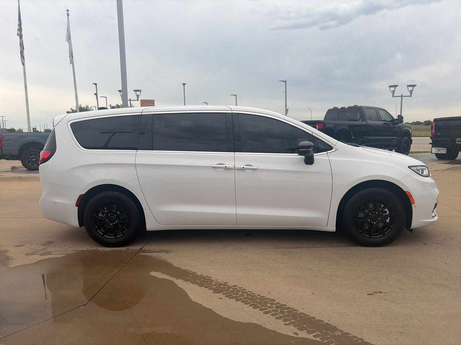 2025 Chrysler Pacifica Select